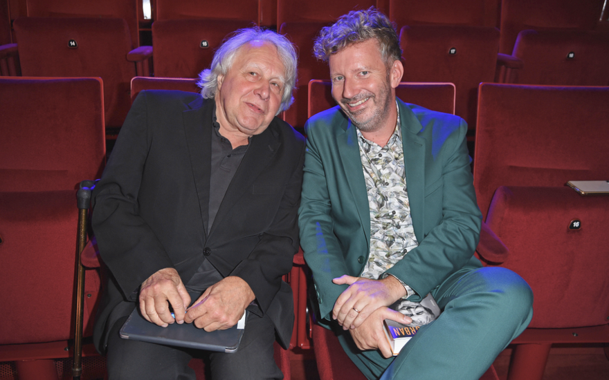 Peter Urban & Thorsten Schorn sitzen beim Deutschen Radiopreis 2023 nebeneinander