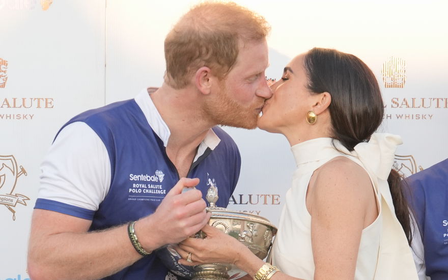 Prinz Harry und Herzogin Meghan küssen sich nach dem Polo-Turnier in Florida, 2024.