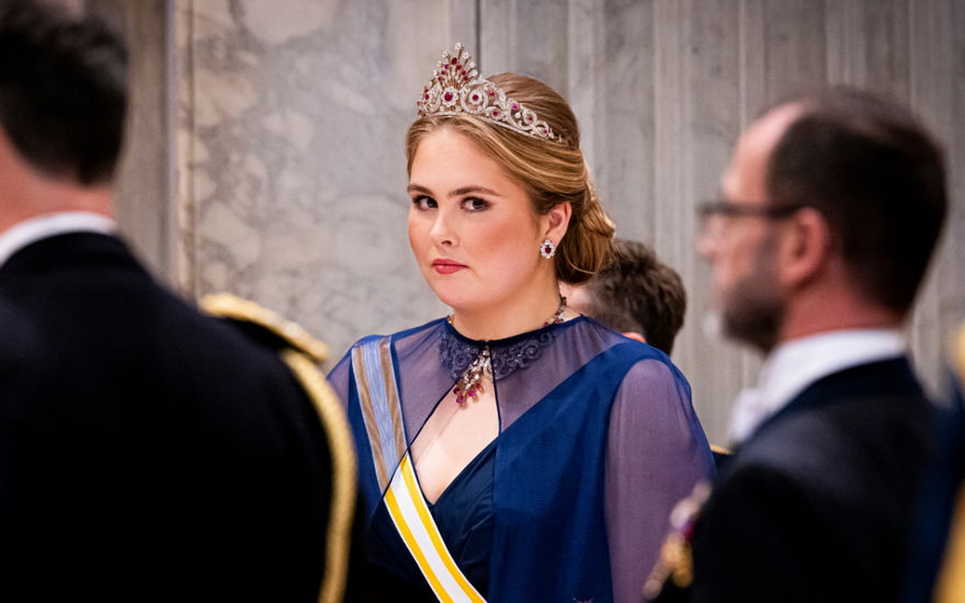 Prinzessin Amalia schaut ernst bei einem Bankett in den Niederlanden, 2024.