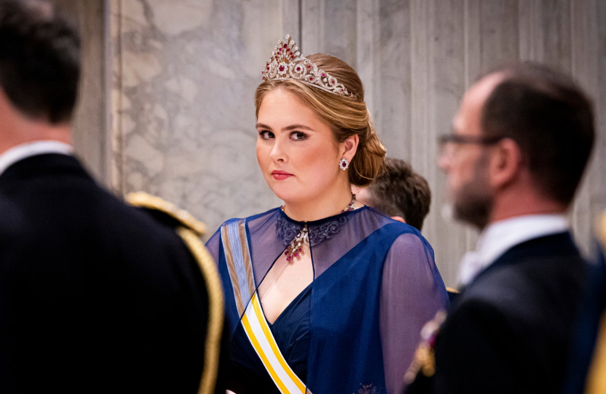 Prinzessin Amalia schaut ernst bei einem Bankett in den Niederlanden, 2024.