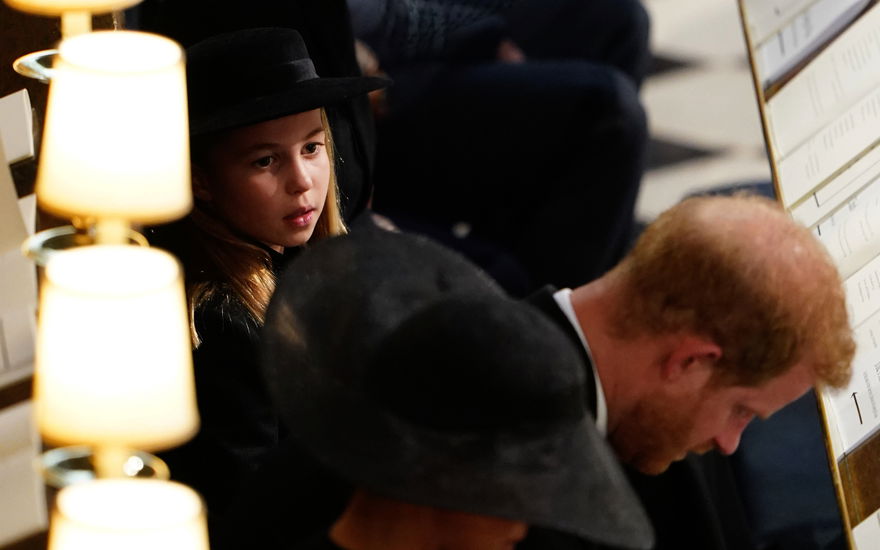 Prinzessin Charlotte und Prinz Harry bei der Beerdigung von Queen Elizabeth.