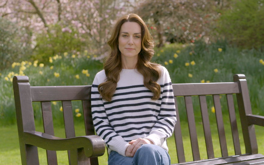 Prinzessin Kate zuversichtlich auf einer Parkbank in Windsor: Im März 2024 gibt sie ihre Krebsdiagnose bekannt