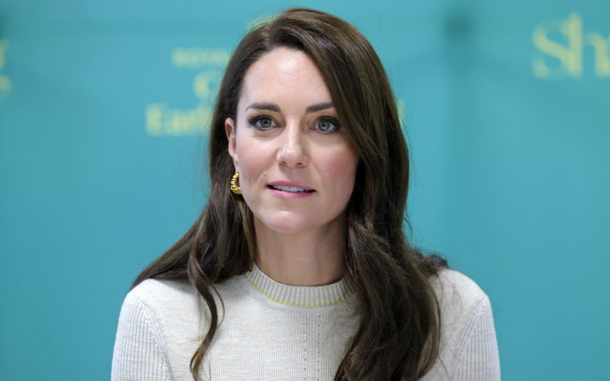 Prinzessin Kate mit offenen Haaren und im Strickpullover