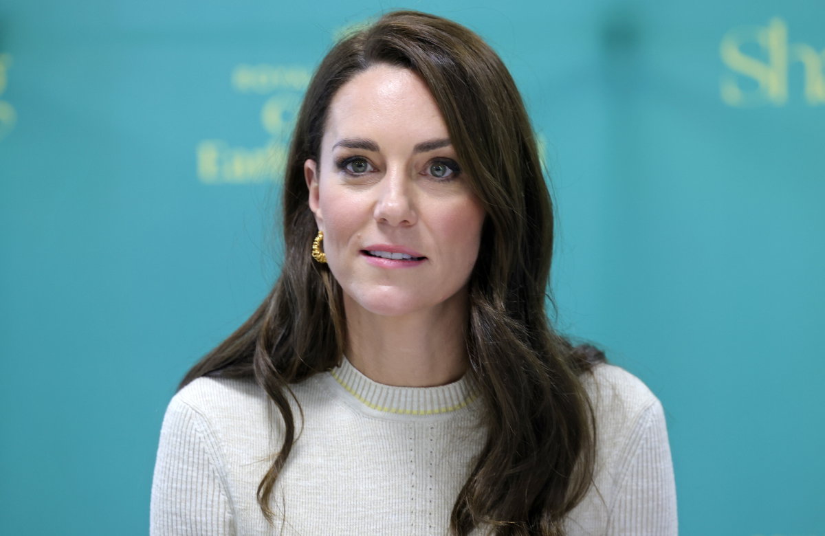 Prinzessin Kate mit offenen Haaren und im Strickpullover