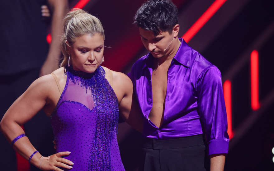 Sophia Thiel und Alexandru Ionel gucken auf den Boden