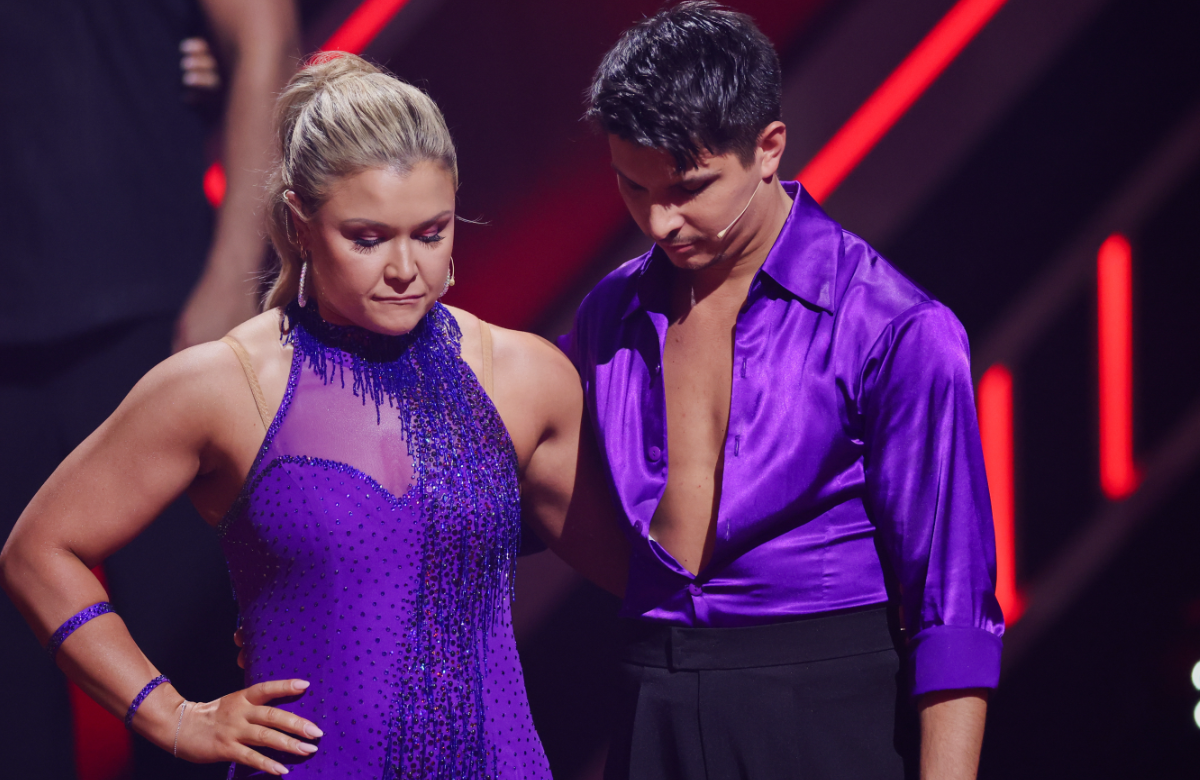 Sophia Thiel und Alexandru Ionel gucken auf den Boden