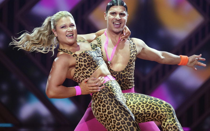Sophia Thiel und Alexandru IOnel auf der Tanzbühne von "Let's Dance".