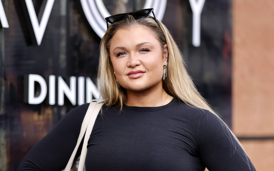 Sophia Thiel mit Sonnenbrille auf dem Kopf guckt ernst