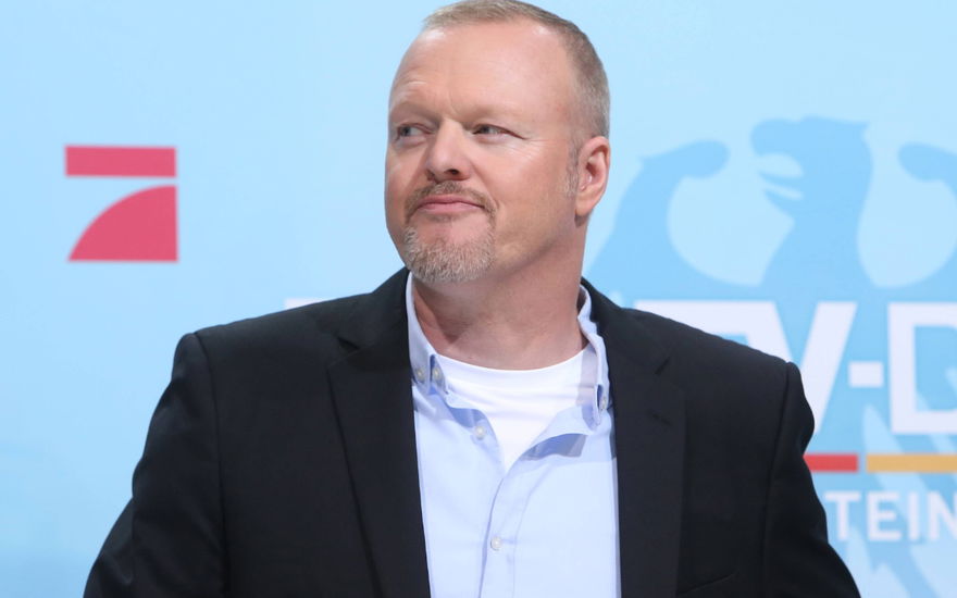 Stefan Raab guckt skeptisch zur Seite