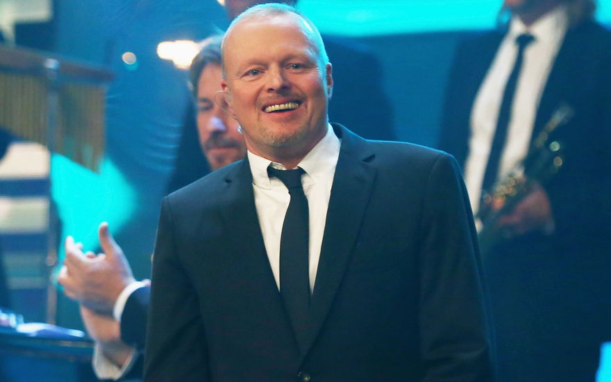Stefan Raab lächelt im Anzug