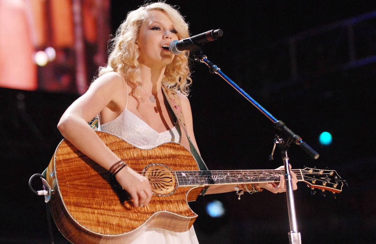 Taylor Swift 2007 mit einer Gitarre
