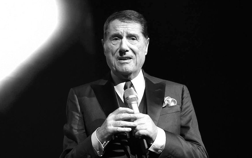 Udo Jürgens mit Mikrofon in Händen