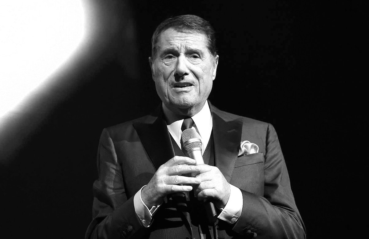 Udo Jürgens mit Mikrofon in Händen