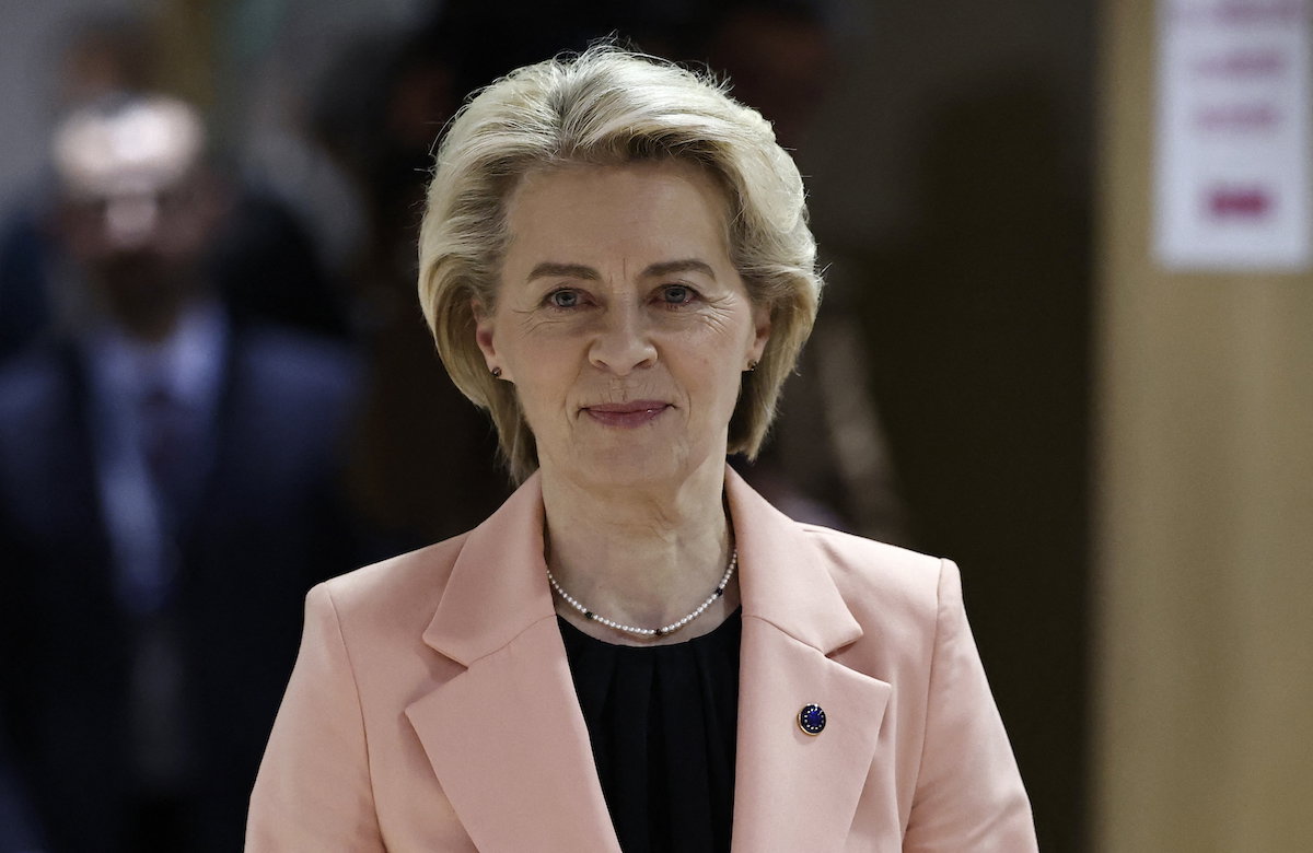 Ursula von der Leyen mit rosa Anzug