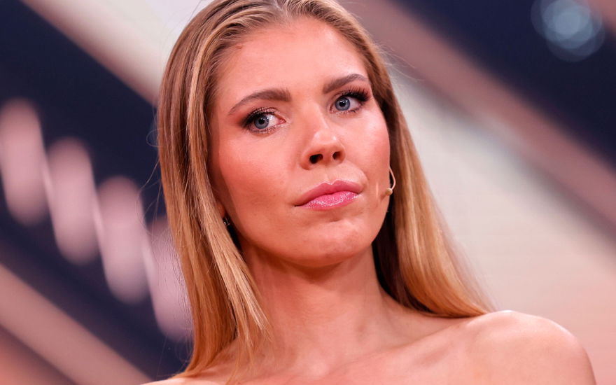 Victoria Swarovski guckt während "Let's Dance"-Show ernst