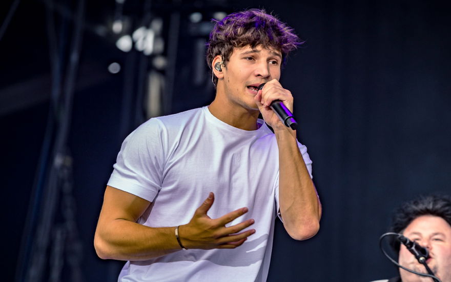 Wincent Weiss singt auf der Bühne