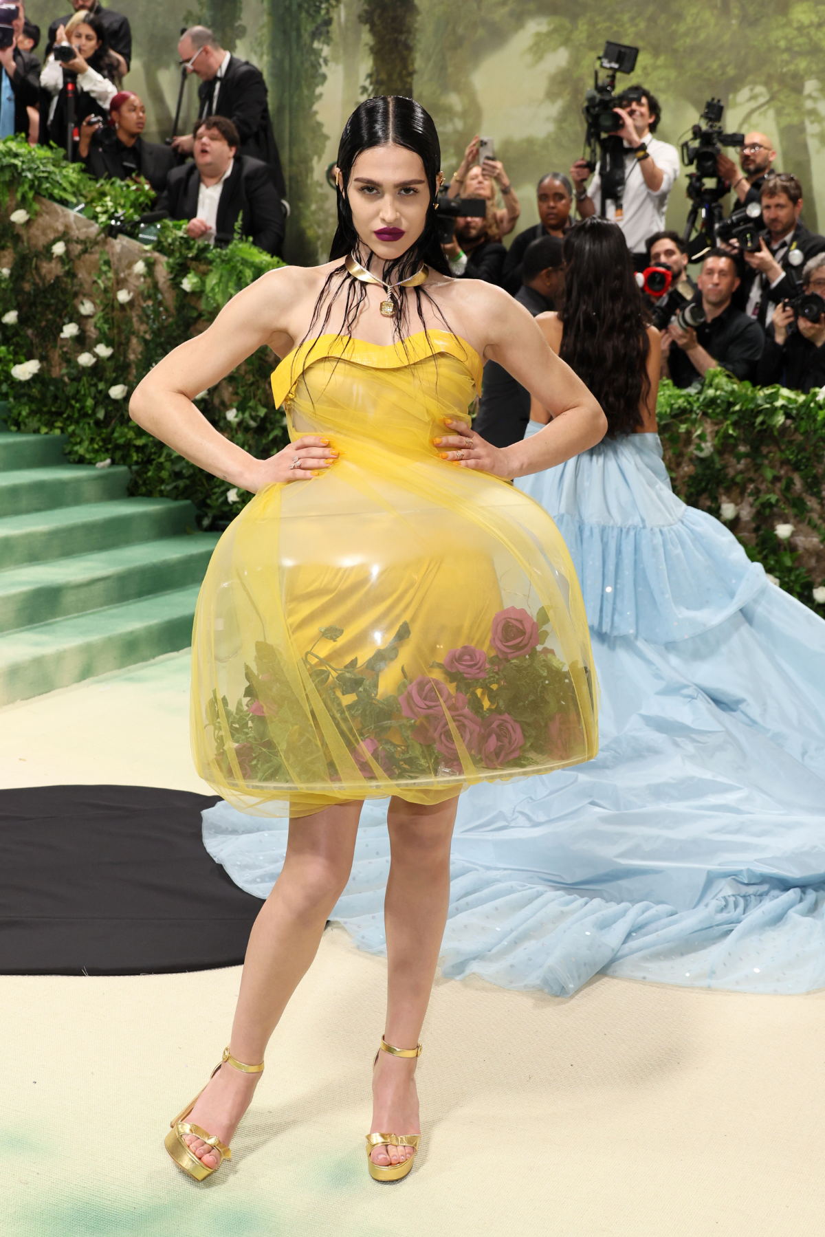 Amelia Gray in einem gelben glockenförmigen Kleid bei der MET Gala 2024