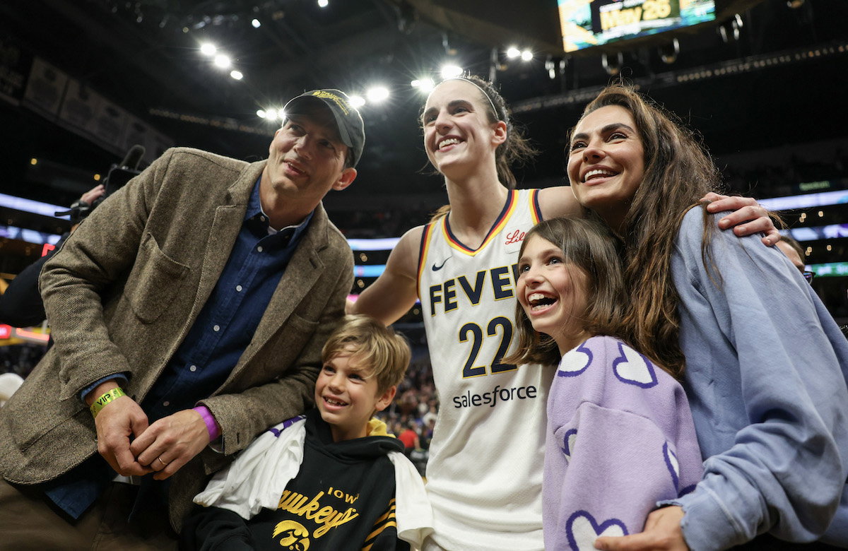 Ashton Kutcher und Mila Kunis mit Kindern beim Basketballspiel