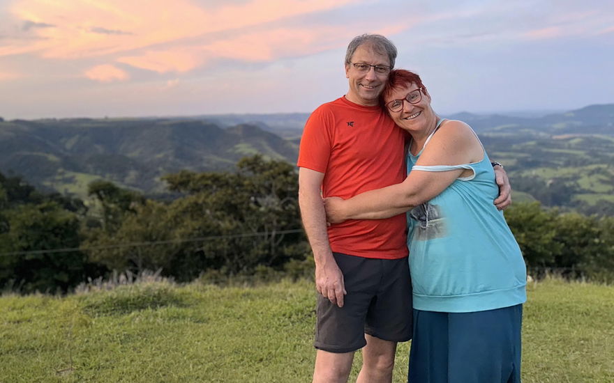 "Bauer sucht Frau International" 2024: Ulrike und Heiko umarmen sich glücklich