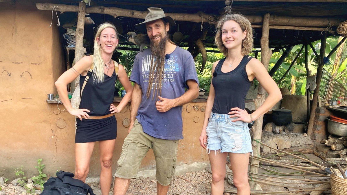 "Bauer sucht Frau International"-Kandidat Philipp aus Togo mit seinen Hofdamen Susanne und Caro