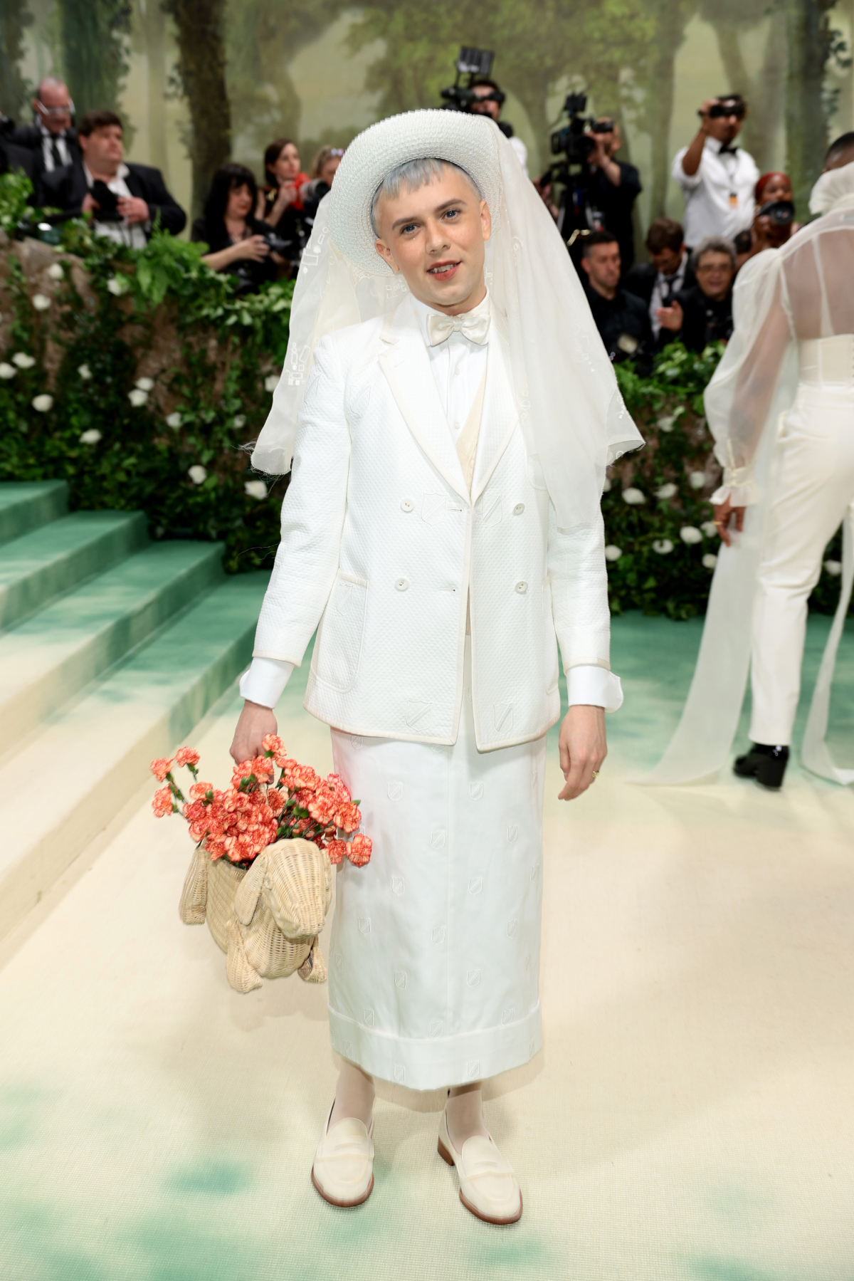 Cola Escola im weißen Outfit mit Dackel-Handtasche bei der MET Gala 2024