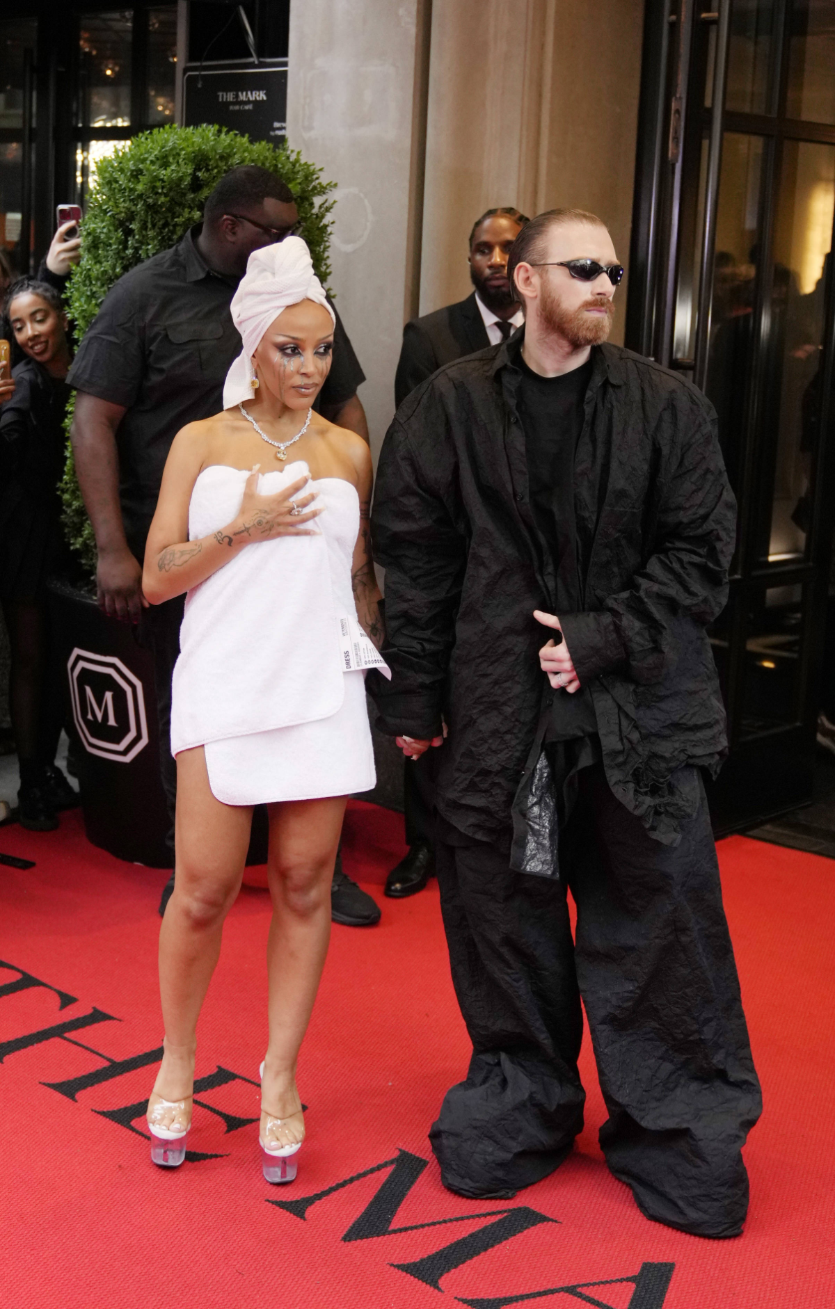 Doja Cat im Handtuch bei der MET Gala 2024 zusammen mit Beka Gvishiani im schwarzen Outfit