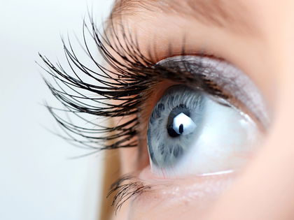 Pflege für die Wimpern: Dieses 7-Euro-Wimpernserum ist die Nummer 1 in der Naturkosmetik