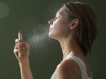 Make-up-Trend 2024: Dieses Fixing Spray fixiert Schminke mit einem Feuchtigkeitsboost