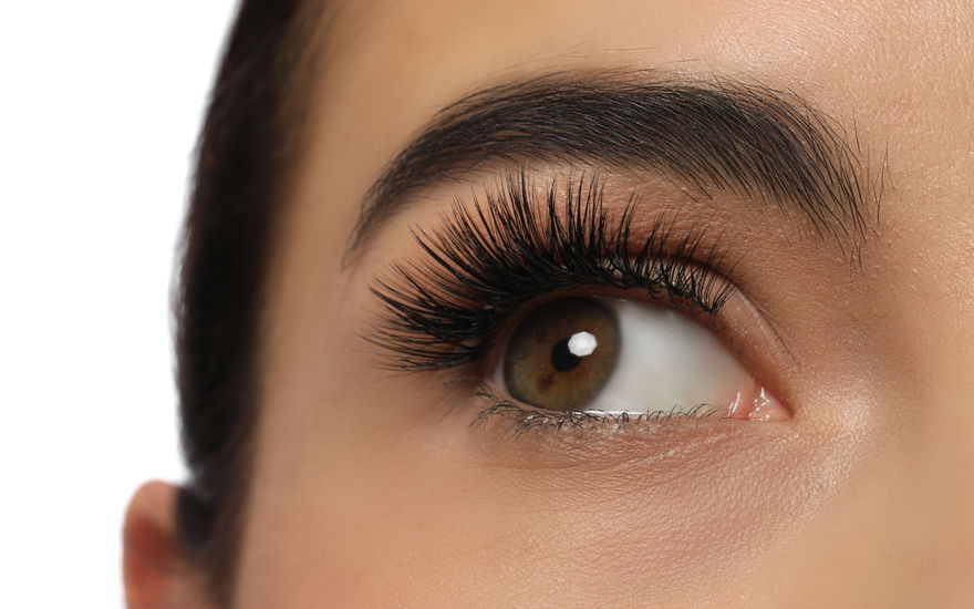 Frau Mascara für Länge und Schwung