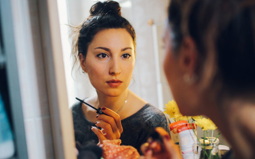 Frau Mascara für Volumen
