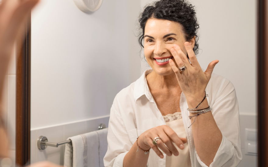 Frau Anti-Aging-Creme