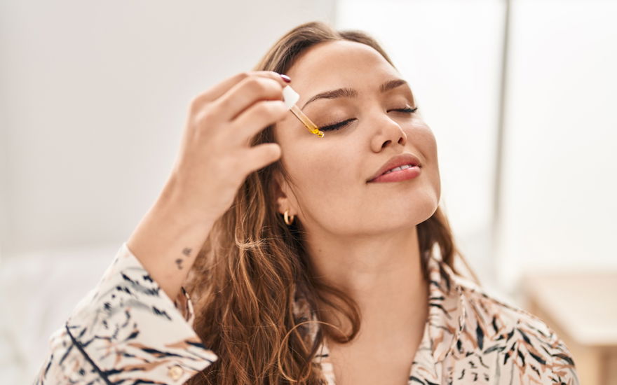 Frau mit Anti-Aging-Intensivserum