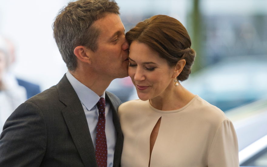 Frederik gibt Mary einen Kuss