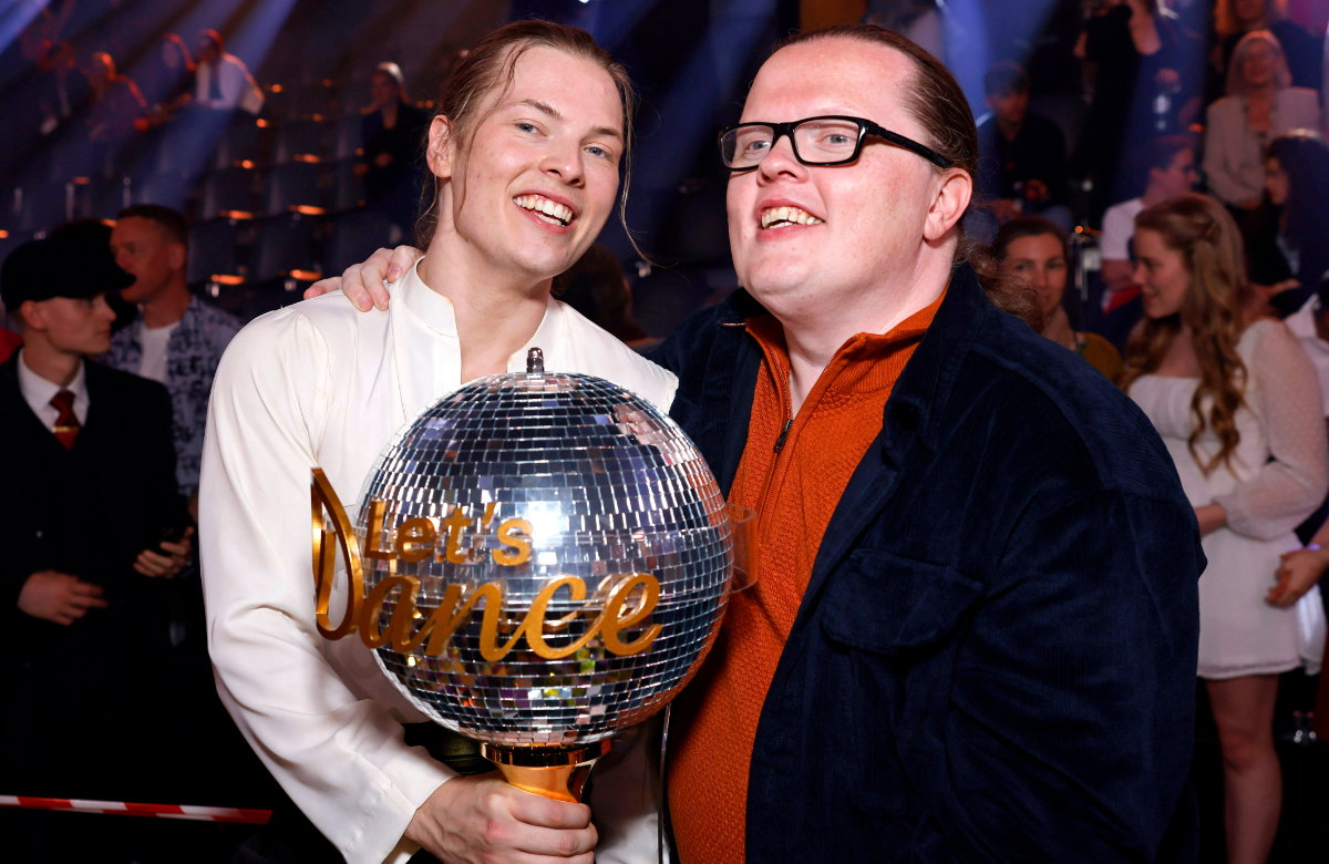 Gabriel Kelly und Angelo Kelly mit dem Siegerpokal im "Let's Dance"-Finale