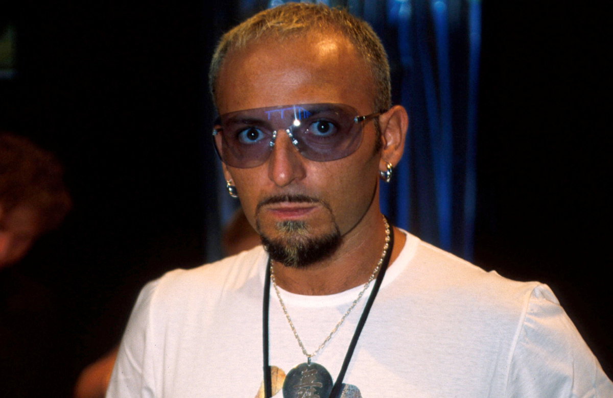 DJ Gigi D'Agostino im Jahr 2000 mit Sonnenbrille