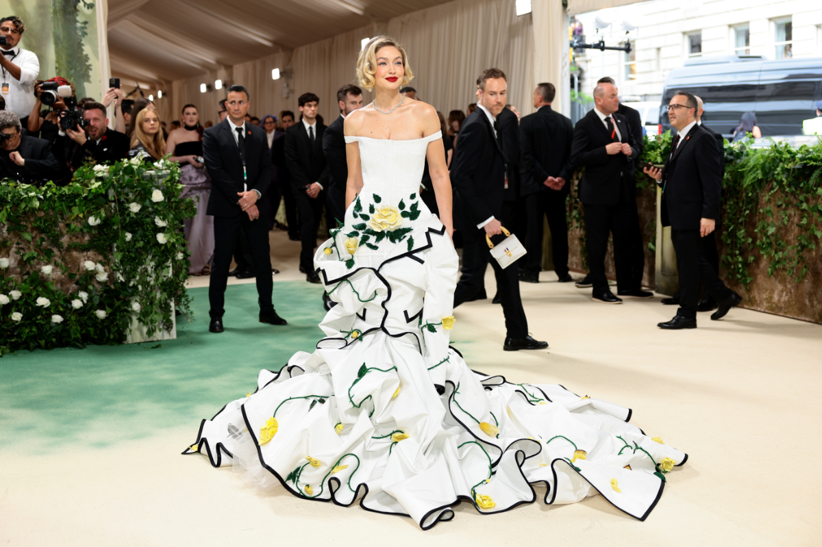Gigi Hadid mit weißen Kleid mit gelben Blumen und roten Lippen bei der MET Gala 2024