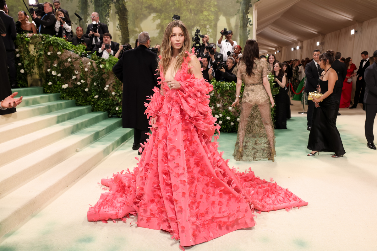 Jessica Biel in einem pinken Kleid bei der MET Gala 2024