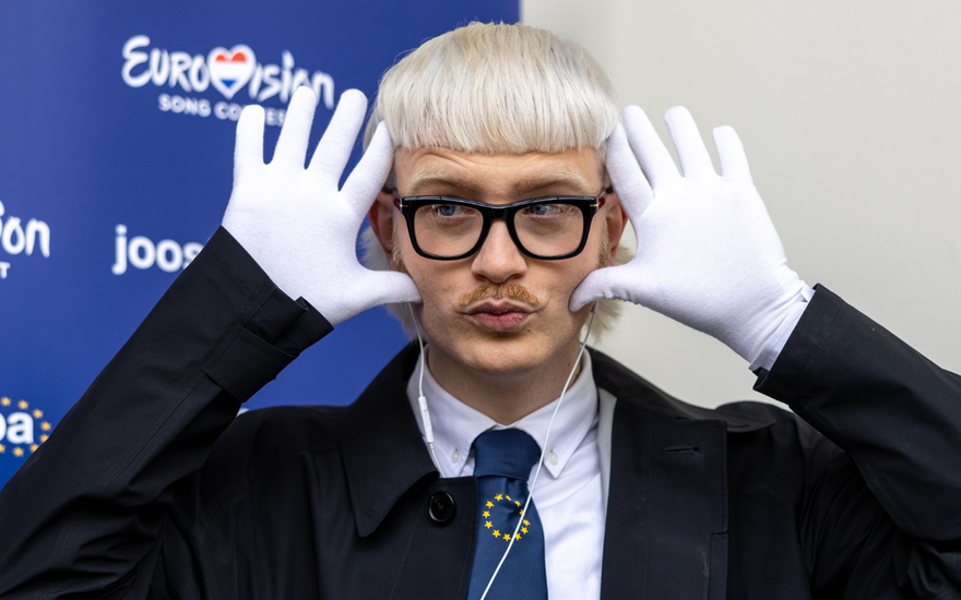 Joost Klein mit weißen Handschuhen
