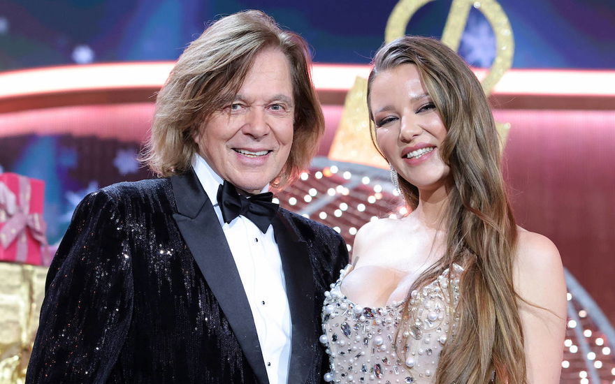 Jürgen Drews und Joelina Drews lächeln in die Kamera