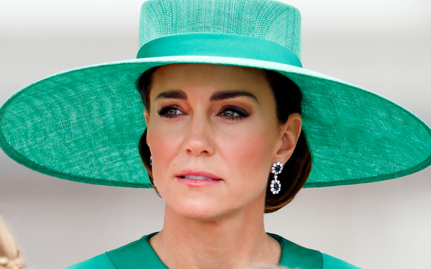 Kate mit Hut, schaut ernst