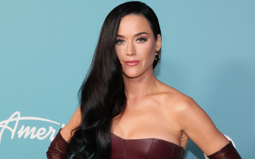 Katy Perry vor blauer Wand