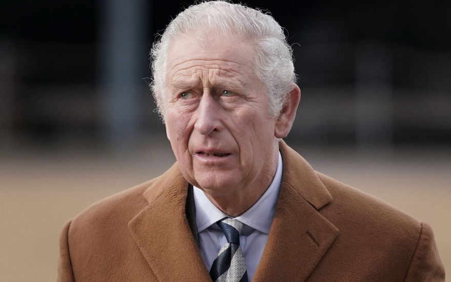 König Charles guckt traurig