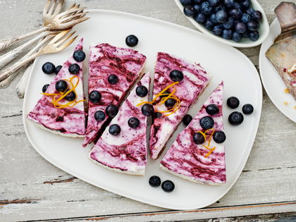 Kuchen mit Joghurt: Joghurt-Frischkäse-Torte mit Ingwerkeksen und Heidelbeeren