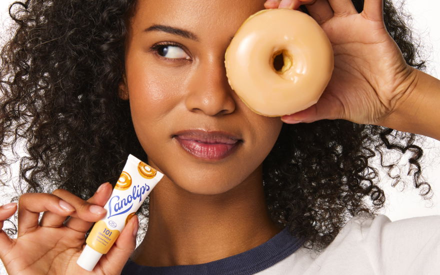 Frau mit Glazed Donut Lips
