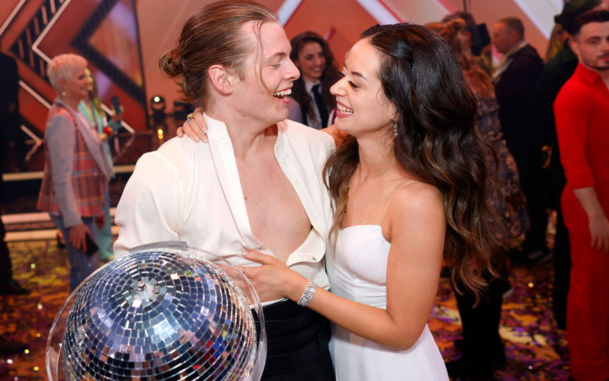 Gabriel Kelly und Malika Dzumaev nach dem Finale von "Let's Dance"