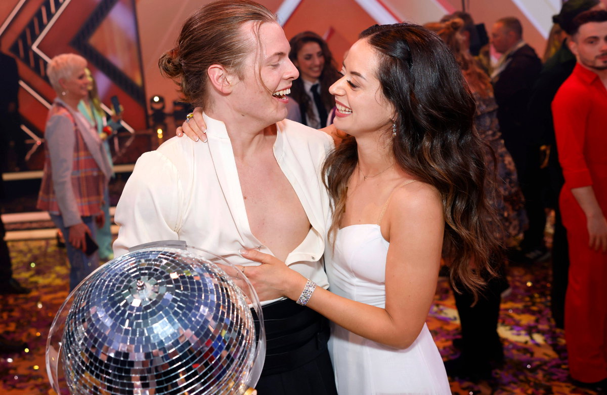 Gabriel Kelly und Malika Dzumaev nach dem Finale von "Let's Dance"