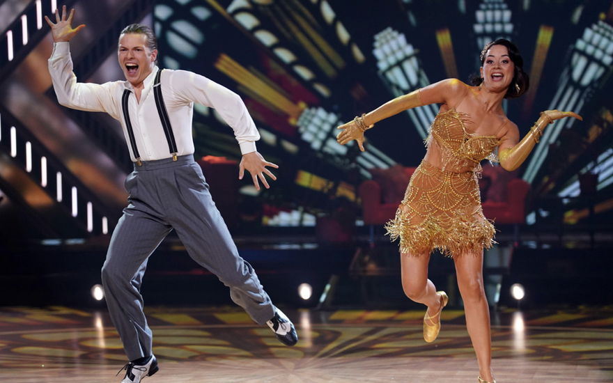Gabriel Kelly und Malika Dzumaev tanzen einen Charleston im "Let's Dance"-Halbfinale.