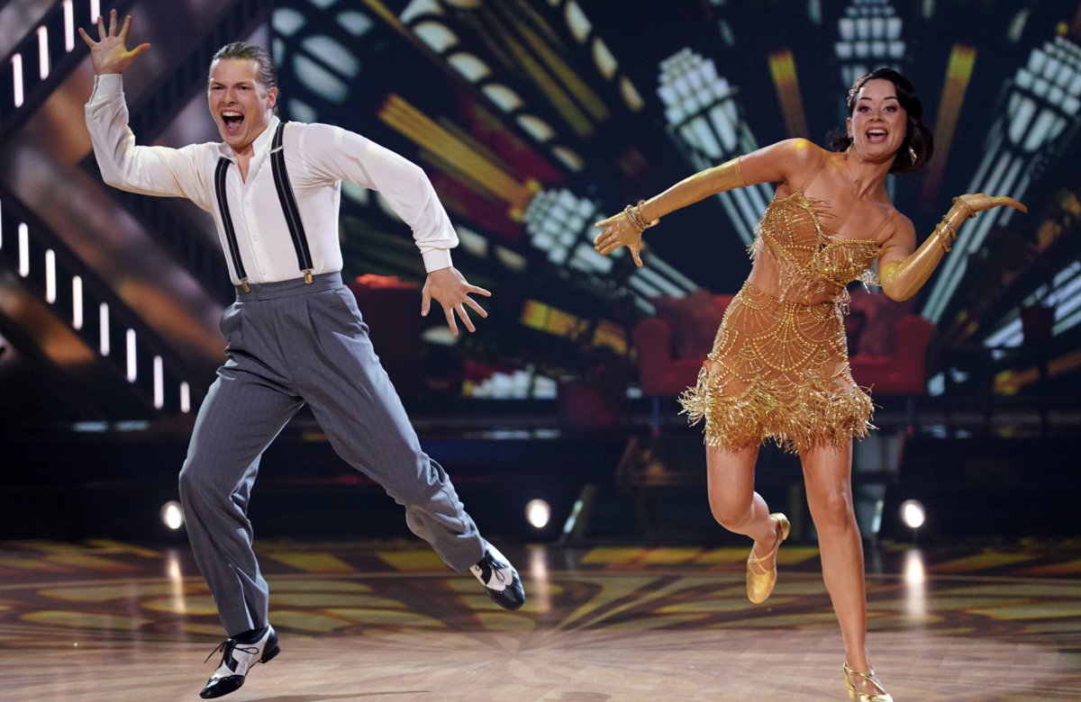 Gabriel Kelly und Malika Dzumaev tanzen einen Charleston im "Let's Dance"-Halbfinale.