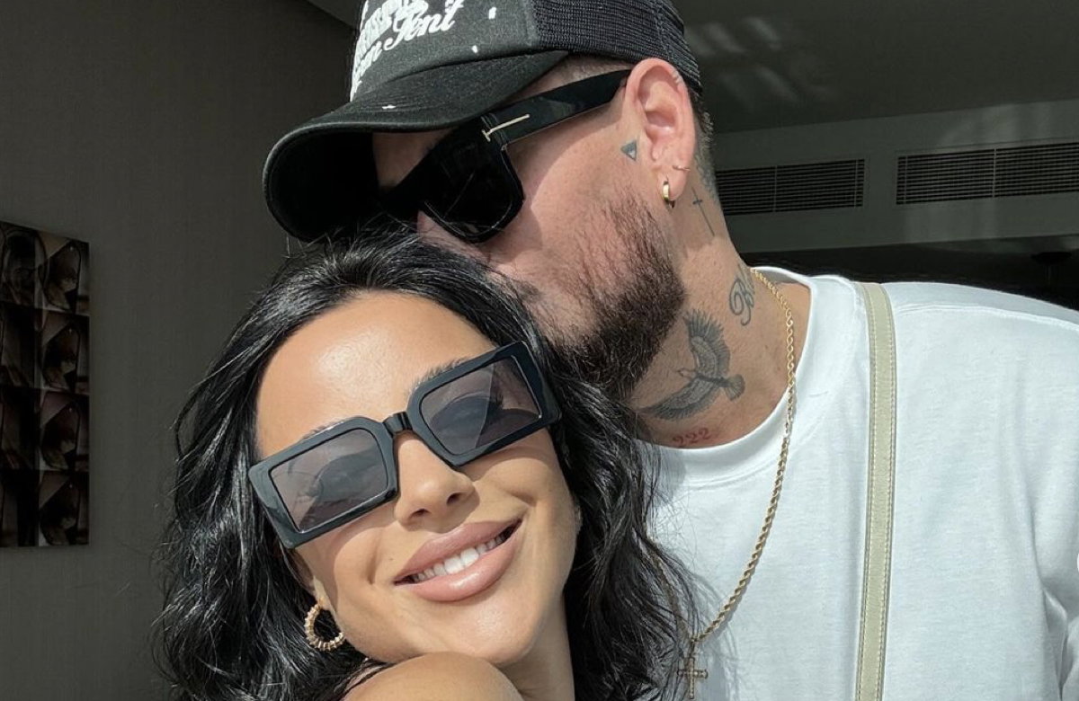 Mike Heiter gibt Leyla Lahouar einen zärtlichen Kuss auf den Hinterkopf.