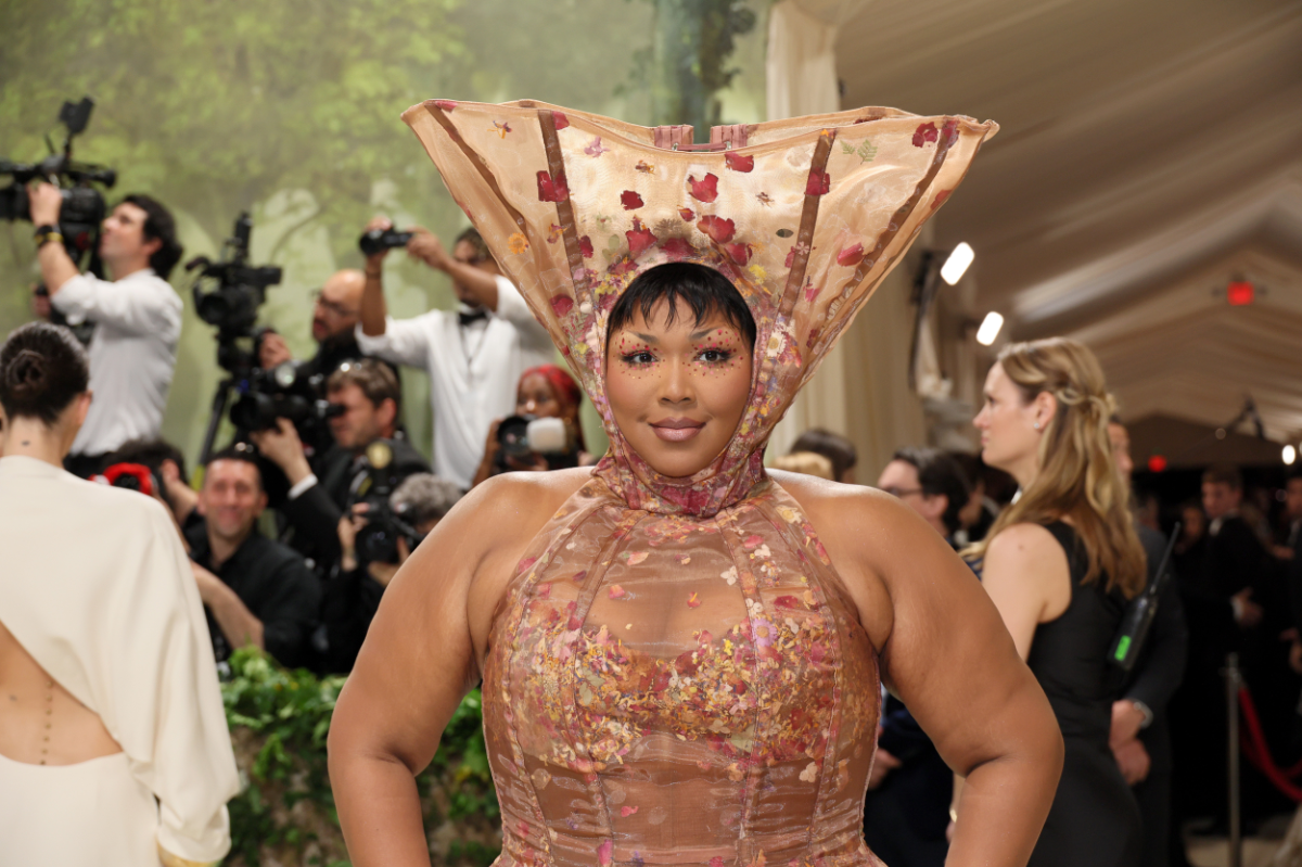 Lizzo mit einem Hut auf dem Kopf bei der MET Gala 2024